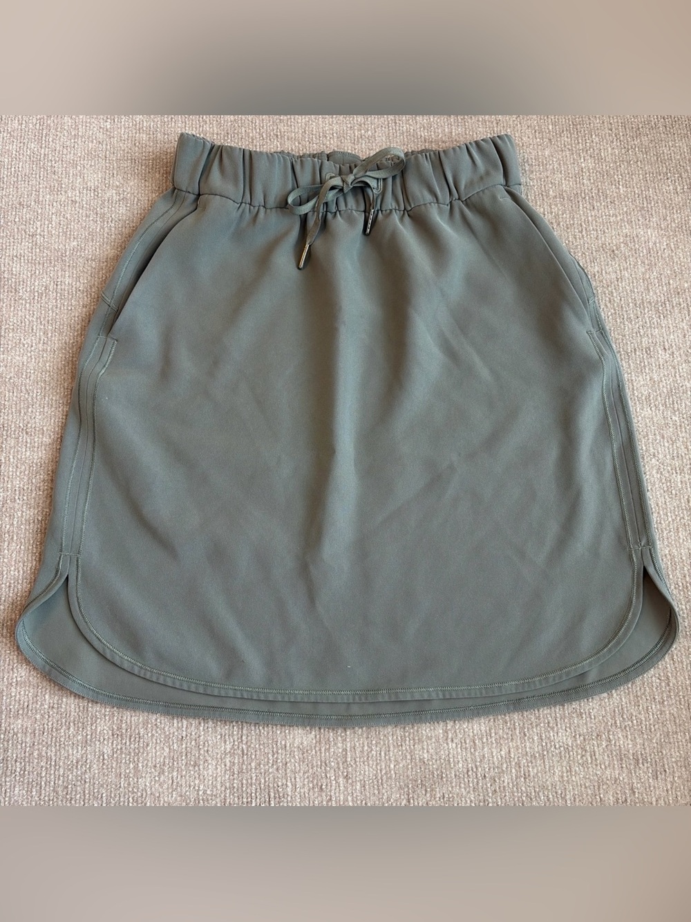 LULULEMON On The Fly Skirt *Woven WOMENS SZ 6 Gray Sage GREEN Drawstring TRAVEL